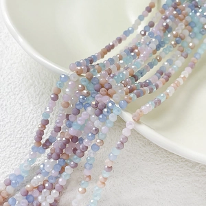 Gros plan de perles en verre facettées de 2-3mm aux couleurs macaron pour bijoux