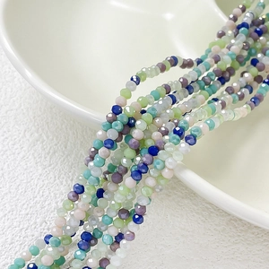 Gros plan de perles d'opale facettées de 2 à 4 mm pour bijoux DIY sur un bol en céramique
