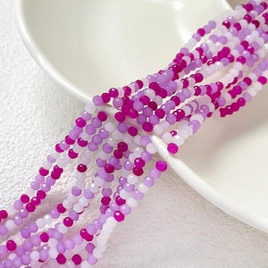 Gros plan de perles à facettes dégradées violettes 2-3mm pour la création de bijoux
