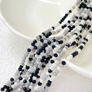 Détail macro de perles facettées noires grises et blanches pour bijoux DIY fait main
