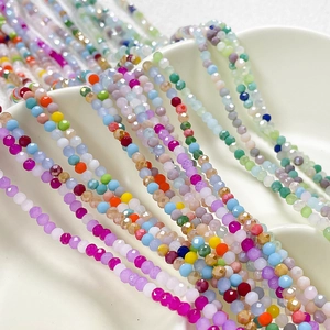 Perles rondes facettées colorées sur plateau blanc pour bijoux DIY faits main