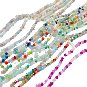 Perles en verre facettées colorées pour colliers et bracelets DIY sur carte blanche