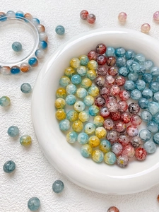 Dettaglio di perline in vetro cracklé da 10 mm in colori misti per gioielli fai da te