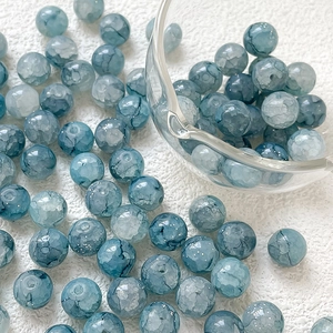 Dettaglio di perle in vetro screpolato blu da 10 mm per la creazione di gioielli fai-da-te
