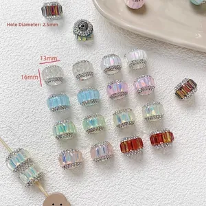Vue détaillée des perles de cristal facettées de 16x13 mm avec strass étincelants multicolores
