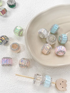 Détail macro de perles en cristal facetté avec strass aux tons de macaron colorés