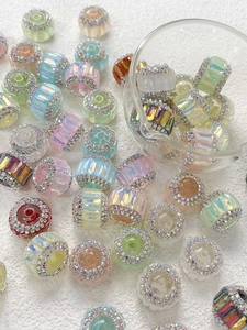 Vue macro de perles strass facettées colorées pour création de bijoux DIY et artisanat