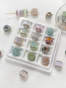 Vue macro des perles en cristal aurora et strass pour création de bijoux DIY