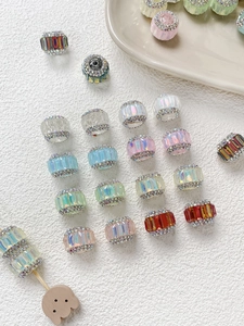 Gros plan de perles en cristal facetté avec strass pavés pour création de bijoux DIY