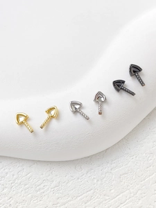 Détails de boucles d'oreilles en forme de pelle en trois couleurs sur présentoir