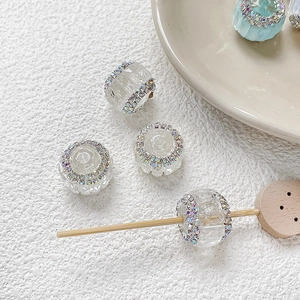 Gros plan de perles en cristal facetté avec anneaux de strass pour bijoux DIY