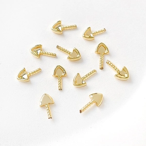 Vue macro d'accessoires en métal doré en forme de flèche pour bijoux DIY