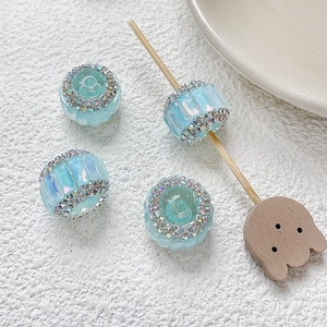 Détail macro de perles DIY facettées bleu clair avec sertissage de strass argentés