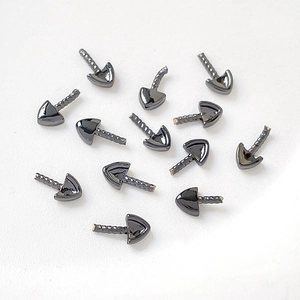 Vue détaillée de douze composants de bijoux DIY en métal noir brillant en forme de flèche