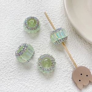 Détail de perles de cristal vert clair avec bord en strass pour la création de bijoux