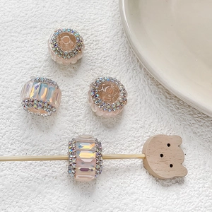 Vue détaillée de quatre perles en cristal rose iridescent avec strass pour bijoux DIY