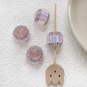 Vue macro de perles roses serties de strass pour la création de bijoux DIY et loisirs