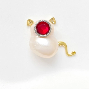 Pendentif chat en perle avec placage d'or et accents de pierres rouges facettées