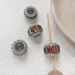 Vue macro de perles barils colorées en strass avec grands trous pour création de bijoux