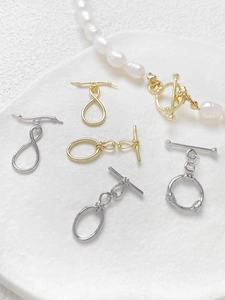 Détail de fermoirs à bascule plaqués or 14K pour bijoux DIY avec collier de perles