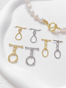 Détail macro de fermoirs à bascule OT plaqués or 14 carats et argent pour bijoux DIY