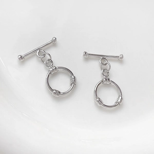 Gros plan sur les fermoirs OT argentés avec détails rayés pour création de bijoux DIY