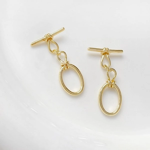 Gros plan sur le fermoir à bascule OT en cuivre plaqué or 14 carats pour bijoux DIY