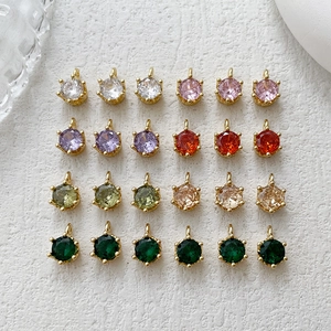 Gros plan de pendentifs en zircon plaqué or 14 carats colorés pour la création de bijoux