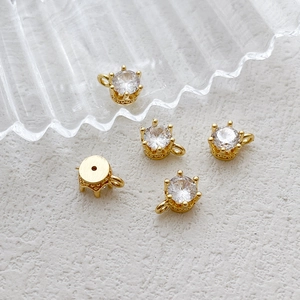 Vue détaillée des pendentifs couronne plaqués or 14k avec zircons et anneaux de suspension