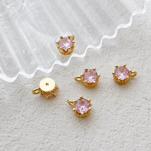 Détail de 5 pendentifs couronne dorés sertis de zircons cubiques roses arrondis
