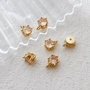 Vue détaillée de pendentifs couronne en zircon plaqué or 14k pour bijoux DIY