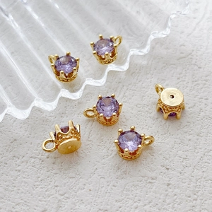 Vue détaillée de pendentifs couronne plaqués or 14k avec zircons violets brillants