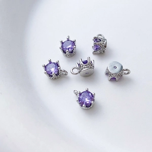 Macro-detail van paarse zirkonia kroonhangers voor DIY sieraden maken