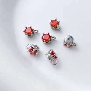 Macro-opname van oranje-rode zirkoon hangers met zilveren zetting voor DIY-sieraden