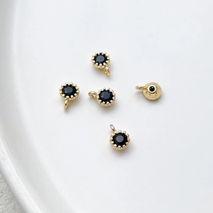 Set de 5 colgantes bañados en oro 18k con circonitas negras para joyería artesanal DIY