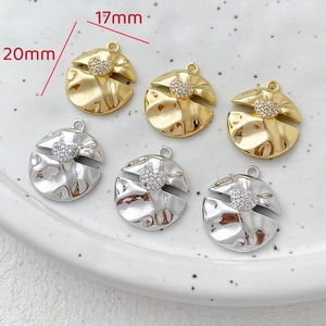 Detail eines 20mm runden strukturierten Anhängers mit Zirkonia-Herz in Gold und Silber