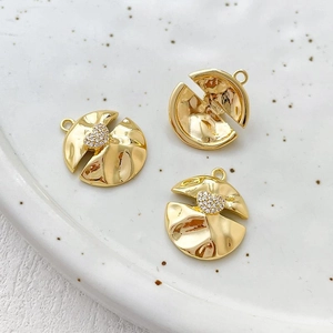Detailansicht der 14k goldgefüllten Herz-Knopf-Anhänger mit Zirkonia-Inlay für DIY-Schmuck