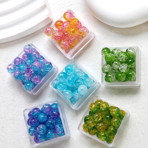 Farbenfrohe 8mm Crackglas-Perlen für DIY-Schmuck in klaren Aufbewahrungsboxen