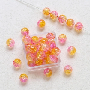 Makro-Detail der 8mm pink-gelben Glasperlen mit Crackle-Effekt für DIY-Schmuck