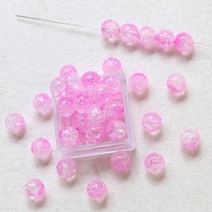 Makro-Detail von 8mm rosa Crack-Glasperlen mit Aufbewahrungsbox für DIY-Schmuckherstellung