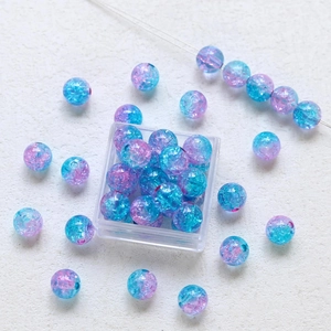 Makroaufnahme von 8 mm blau-rosa Glasperlen mit Crackle-Effekt für DIY-Schmuck