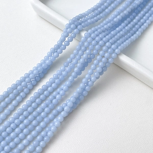 Vue macro de perles en pierre naturelle bleu clair 3mm pour création de bijoux DIY