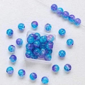 Makro-Detail von 8mm blau-violetten Glasperlen mit Crackle-Effekt für DIY-Schmuckdesign