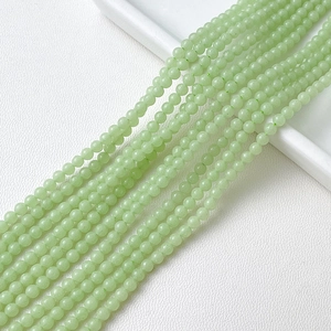 Gros plan de perles rondes en pierre naturelle vert clair pour bijoux DIY