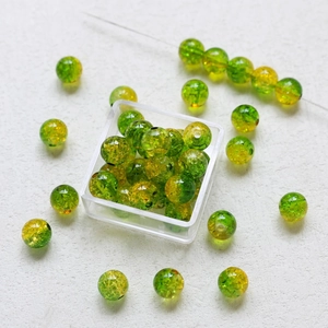 Makro-Detail von 8mm grün-orangen Glasperlen mit Crackle-Effekt für DIY Schmuck