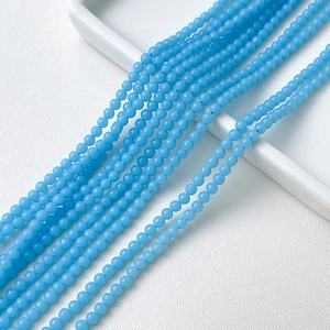 Vue détaillée de perles rondes en cristal naturel bleu clair pour bijoux DIY