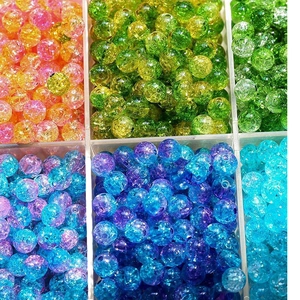 Bunte 8mm Crackle-Glasperlen im transparenten Aufbewahrungskasten für DIY-Schmuck
