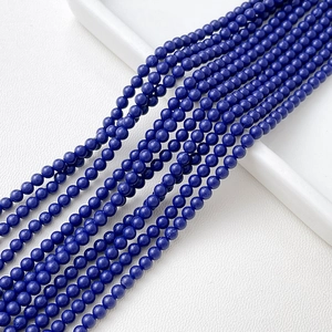 Vue macro de perles rondes en lapis-lazuli bleu foncé 4-6mm pour la création de bijoux