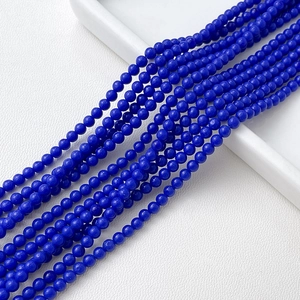 Vue macro de perles rondes en pierre précieuse bleu foncé pour bijoux DIY