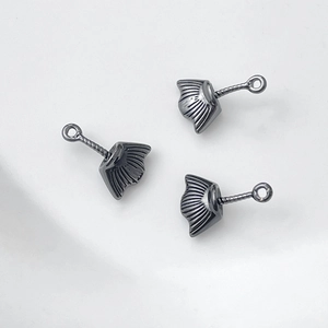 Dettaglio di ciondoli a coda di pesce canna di fucile con texture radiale e anello